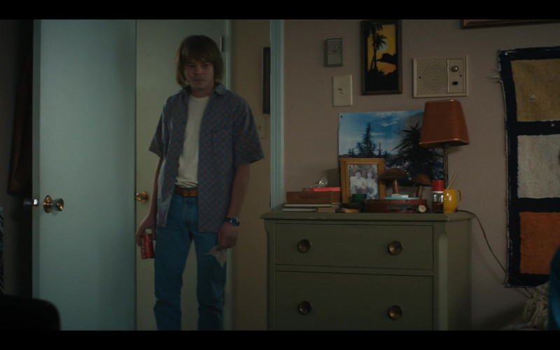 Coca-Cola Soda of Charlie Heaton as Jonathan Byers in Stranger Things S04E04 Chapter Four Dear Billy (2022)