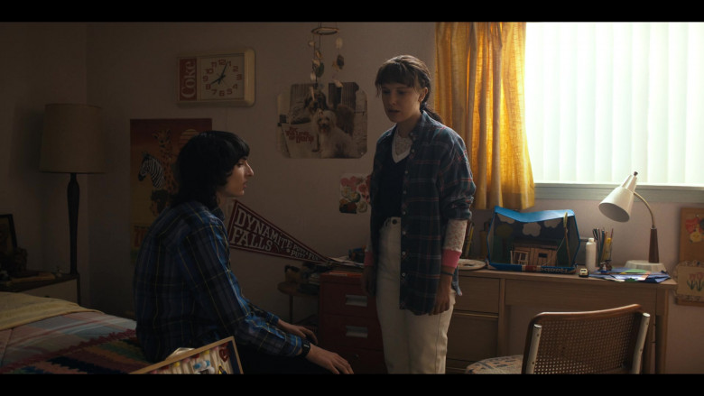 Coke Coca-Cola Clock and Reebok Box in Stranger Things S04E03 Chapter Three The Monster and the Superhero (2022)