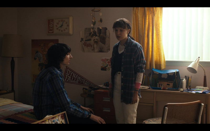 Coke Coca-Cola Clock and Reebok Box in Stranger Things S04E03 Chapter Three The Monster and the Superhero (2022)
