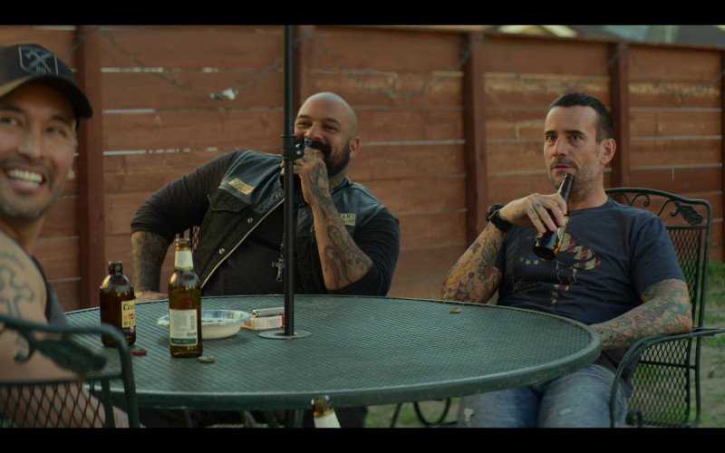 Coors Banquet Beer in Mayans M.C. S04E04 A Crow Flew By (1)