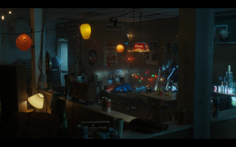 Coors Beer Lamp in Stranger Things S04E03 Chapter Three The Monster and the Superhero (2022)