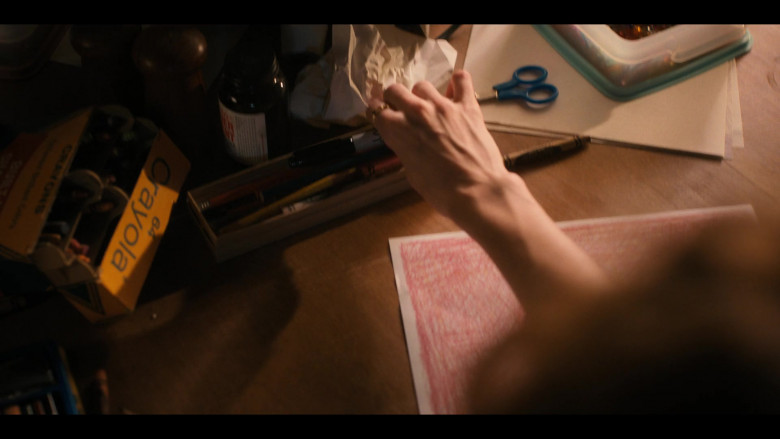 Crayola Crayons in Stranger Things S04E05 Chapter Five The Nina Project (2)