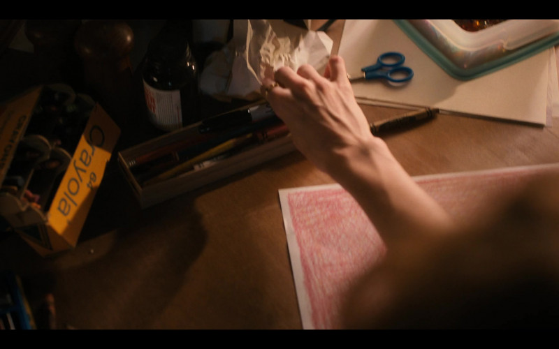 Crayola Crayons in Stranger Things S04E05 Chapter Five The Nina Project (2)