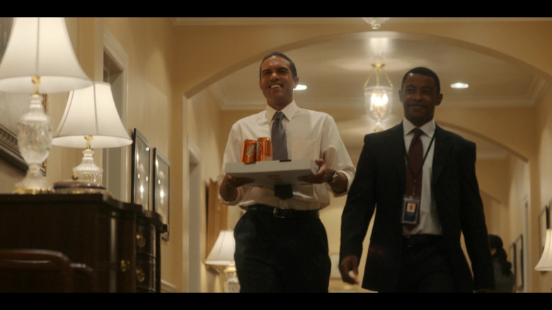 Crush Soda Cans Held by O-T Fagbenle as Barack Obama in The First Lady S01E06 Shout Out (2022)