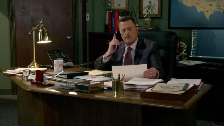 Dell Computer Monitor of Billy Gardell as Bob in Bob Hearts Abishola S03E20 Wrangling a Greased Pig (2022)