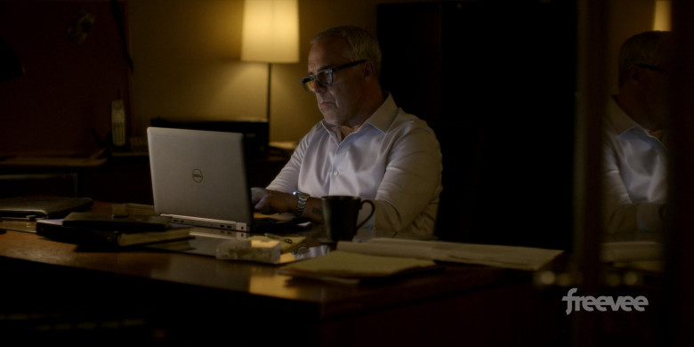 Dell Laptop of Titus Welliver as Harry Bosch in Bosch Legacy S01E03 Message in a Bottle (2)