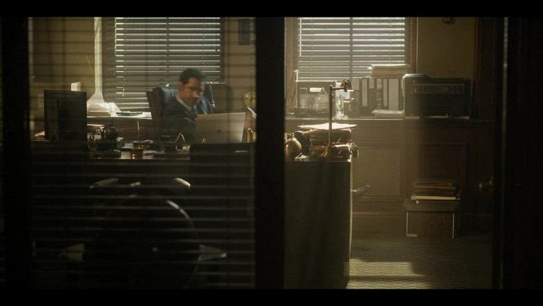 Dell Monitor and Apple MacBook Laptop of Manuel Garcia-Rulfo as Mickey Haller in The Lincoln Lawyer S01E02 The Magic Bullet (2022)