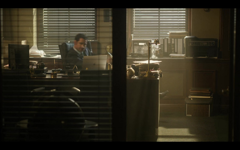 Dell Monitor and Apple MacBook Laptop of Manuel Garcia-Rulfo as Mickey Haller in The Lincoln Lawyer S01E02 The Magic Bull