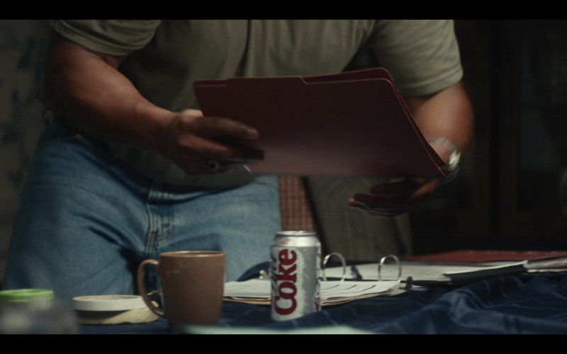 Diet Coke Soda of Robert Crayton as Ron Guerette in The Staircase S01E02 Murder, He Wrote (1)