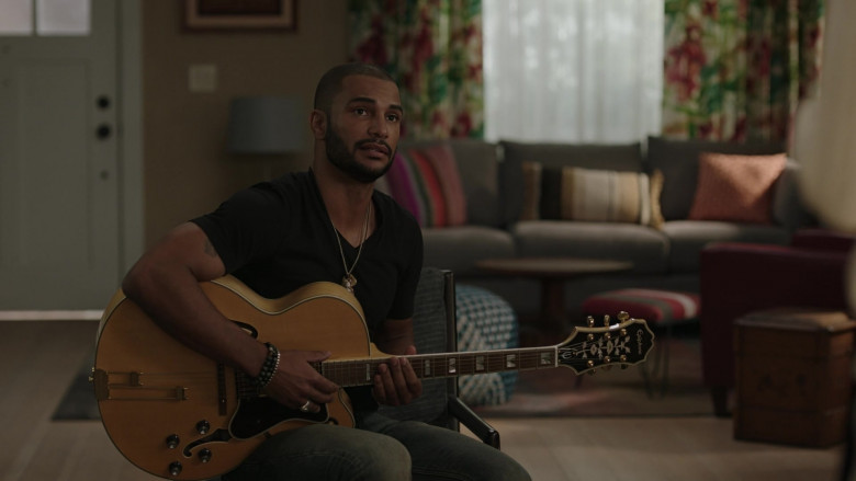 Epiphone Guitar of Nathan Owens as Julius Vega in 9-1-1 Lone Star S03E17 Spring Cleaning (2)