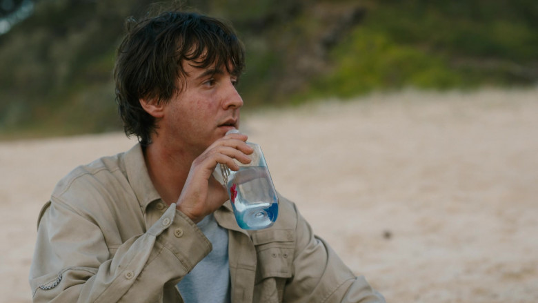 Fiji Water Bottle in The Wilds S02E05 Day 45-16 (2022)