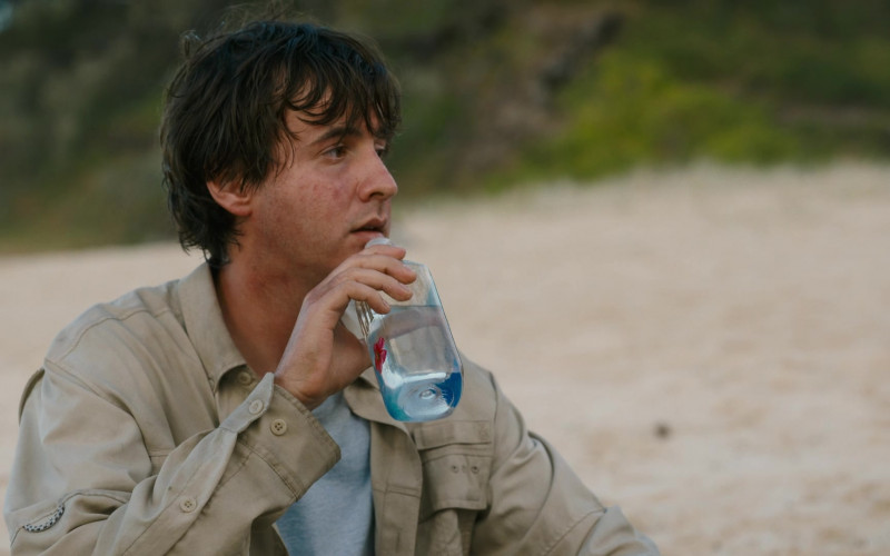 Fiji Water Bottle in The Wilds S02E05 Day 45-16 (2022)