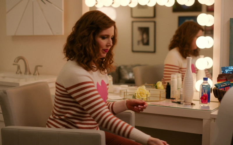 Fiji Water of Vanessa Bayer as Joanna Gold in I Love That for You S01E03 #JoannaStrong (2022)
