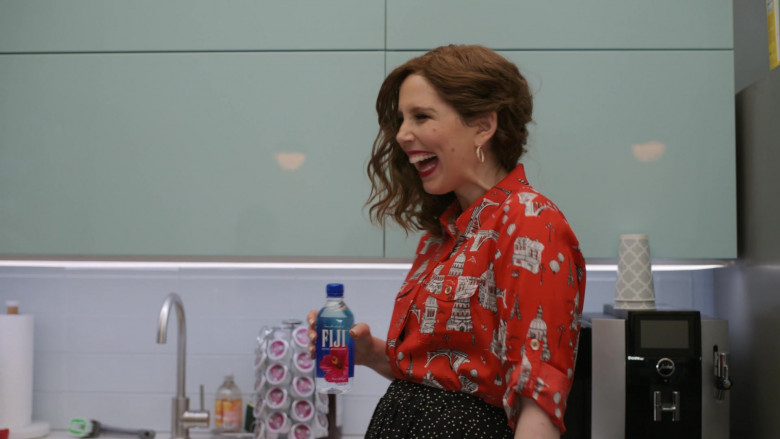 Fiji Water of Vanessa Bayer as Joanna Gold in I Love That for You S01E06 Crystal Buddiez (1)