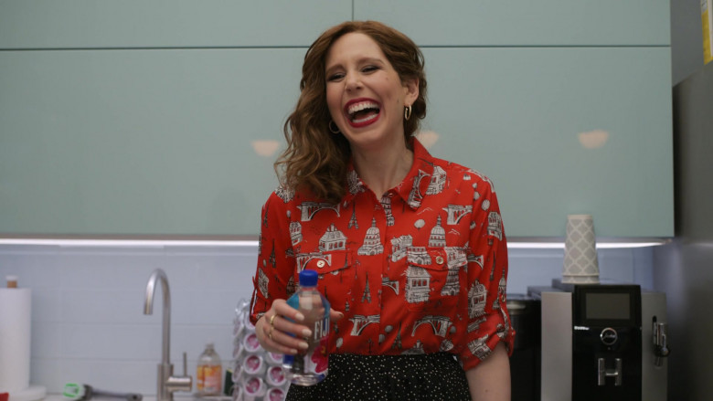 Fiji Water of Vanessa Bayer as Joanna Gold in I Love That for You S01E06 Crystal Buddiez (2)