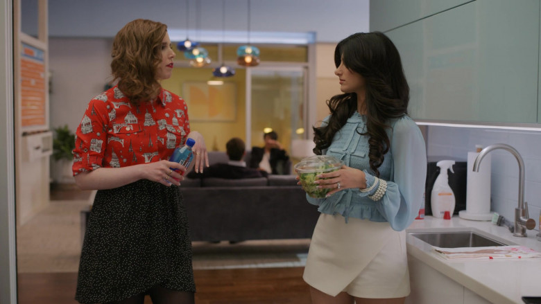 Fiji Water of Vanessa Bayer as Joanna Gold in I Love That for You S01E06 Crystal Buddiez (3)