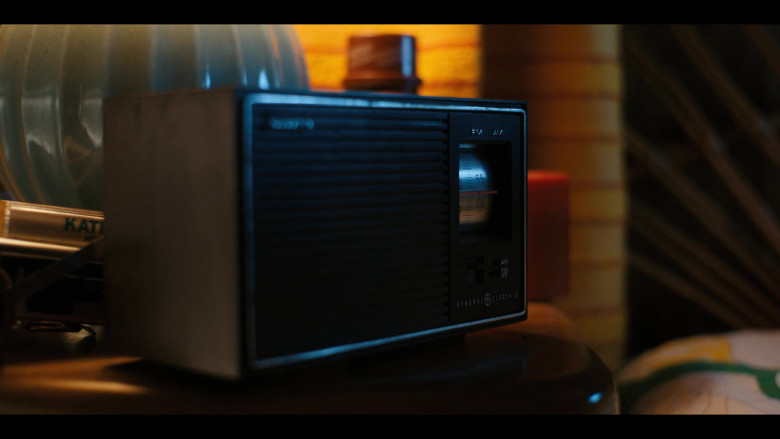 General Electric Radio in Stranger Things S04E01 Chapter One The Hellfire Club (2022)