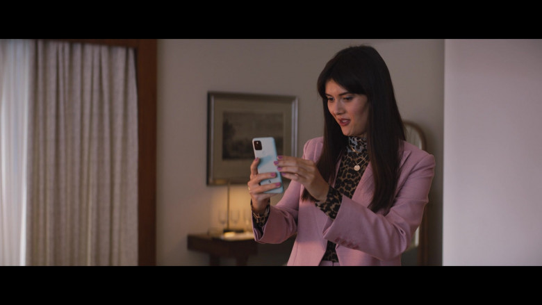 Google Pixel Smartphone of Patti Harrison as Allison in The Lost City (2022)