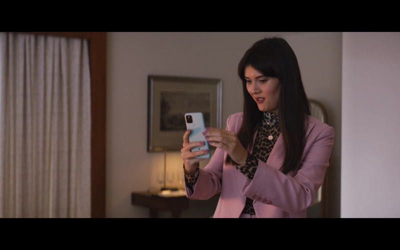 Google Pixel Smartphone of Patti Harrison as Allison in The Lost City (2022)