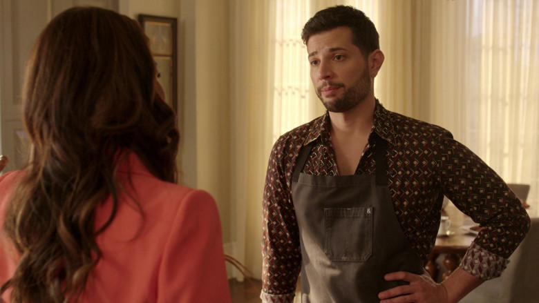 Hedley & Bennett Apron in Dynasty S05E10 Mind Your Own Business (2)