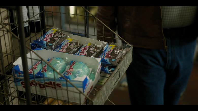 Hostess SnoBalls and HoHos in The Lincoln Lawyer S01E04 Chaos Theory (2022)