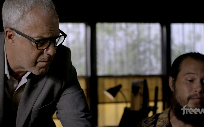 Izipizi Men's Eyeglasses of Titus Welliver as Harry Bosch in Bosch: Legacy S01E03 "Message in a Bottle" (2022)