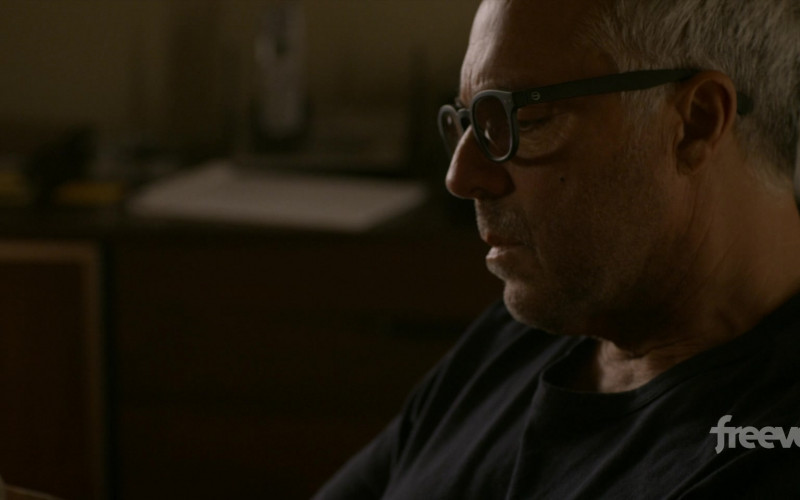 Izipizi Men’s Reading Glasses of Titus Welliver as Harry Bosch in Bosch Legacy S01E06 Chain of Authenticity (2022)