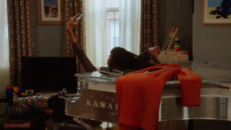 Kawai Grand Piano in Girls5eva S02E06 B.P.E. (1)