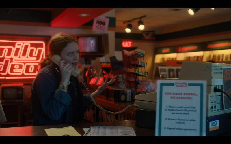 Kit Kat Chocolate Bar and VISA Card Sticker in Stranger Things S04E02 "Chapter Two: Vecna's Curse" (2022)