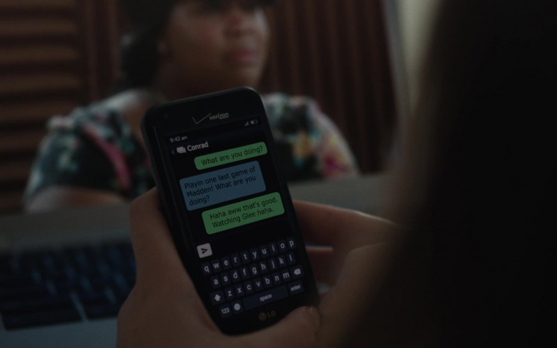 LG Verizon Smartphone in The Girl from Plainville S01E08 Blank Spaces (2022)