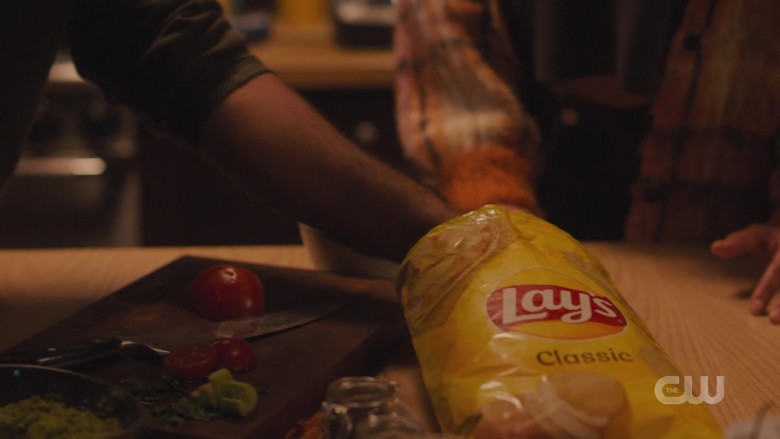 Lay's Classic Potato Chips in Charmed S04E10 Hashing It Out (1)
