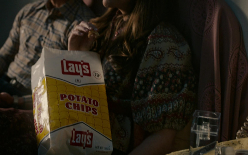 Lay’s Potato Chips Enjoyed by Mandy Moore as Rebecca Pearson & Milo Ventimiglia as Jack Pearson in This Is Us S06E16 Family Meeting (1)