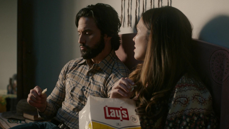 Lay's Potato Chips Enjoyed by Mandy Moore as Rebecca Pearson & Milo Ventimiglia as Jack Pearson in This Is Us S06E16 Family Meeting (2)