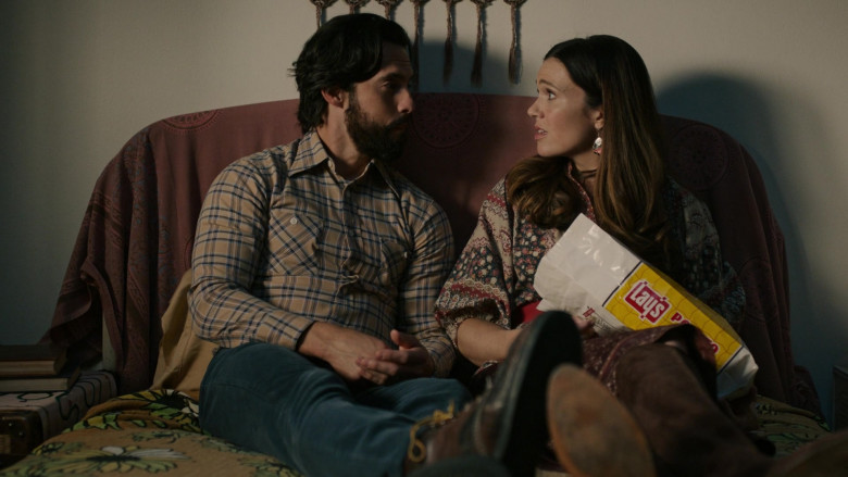 Lay's Potato Chips Enjoyed by Mandy Moore as Rebecca Pearson & Milo Ventimiglia as Jack Pearson in This Is Us S06E16 Family Meeting (3)