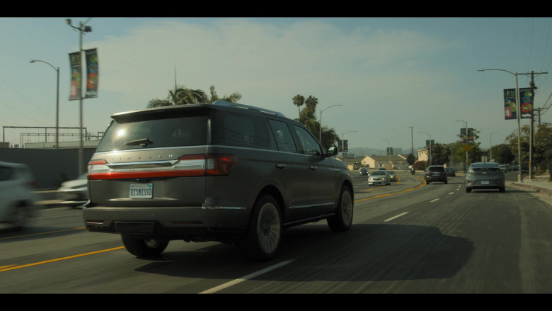 Lincoln Navigator Car in The Lincoln Lawyer S01E01 He Rides Again (5)