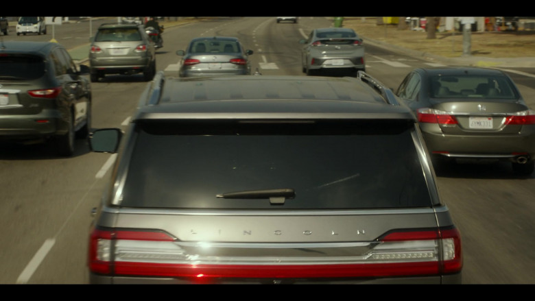 Lincoln Navigator Car in The Lincoln Lawyer S01E01 He Rides Again (6)