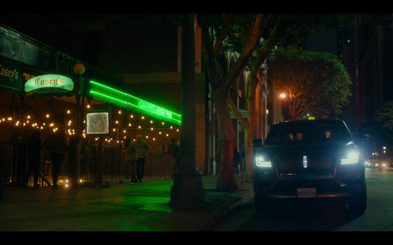 Lincoln Navigator Car in The Lincoln Lawyer S01E03 Momentum