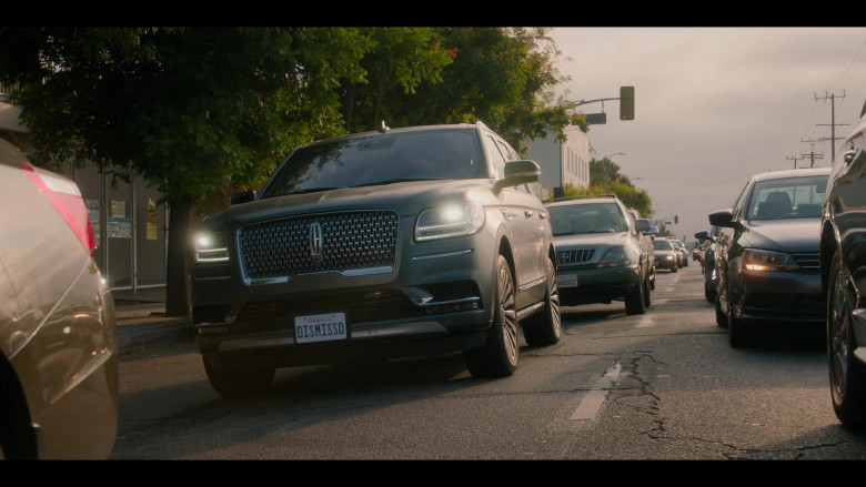 Lincoln Navigator SUV in The Lincoln Lawyer S01E02 The Magic Bullet (3)