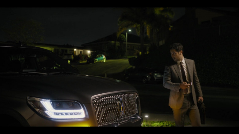 Lincoln Navigator SUV in The Lincoln Lawyer S01E02 The Magic Bullet (4)