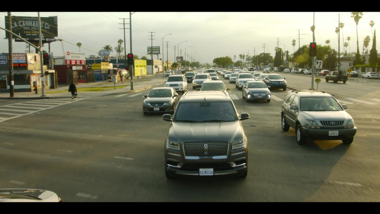 Lincoln Navigator SUV in The Lincoln Lawyer S01E02 The Magic Bullet (5)