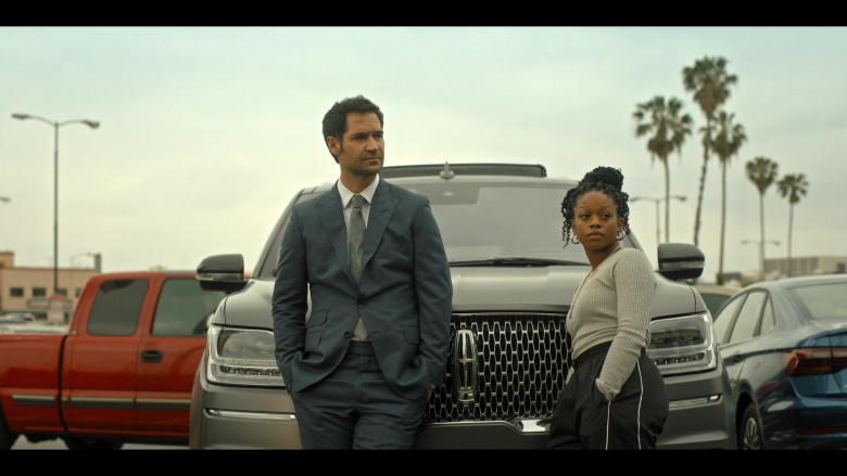Lincoln Navigator SUV in The Lincoln Lawyer S01E02 The Magic Bullet (6)