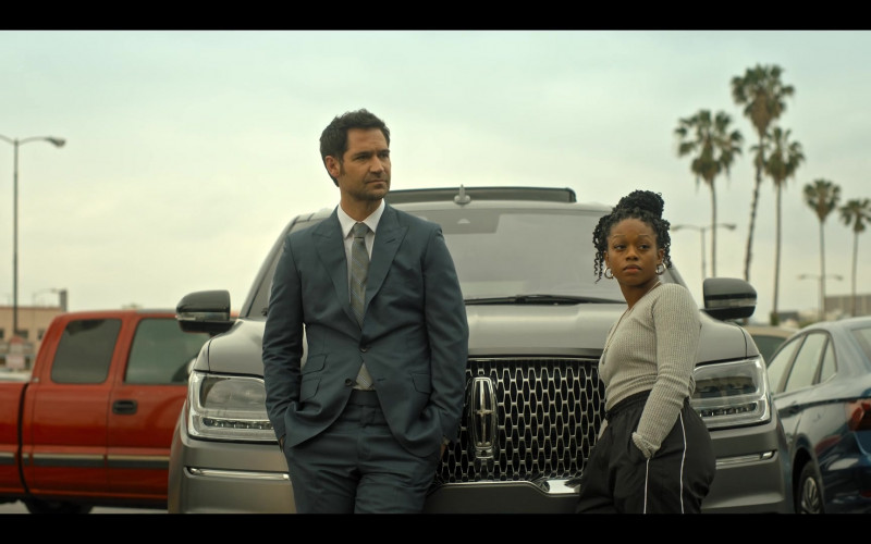 Lincoln Navigator SUV in The Lincoln Lawyer S01E02 The Magic Bullet (6)
