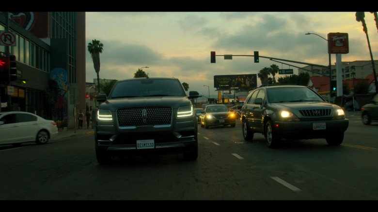 Lincoln Navigator SUV in The Lincoln Lawyer S01E02 The Magic Bullet (7)