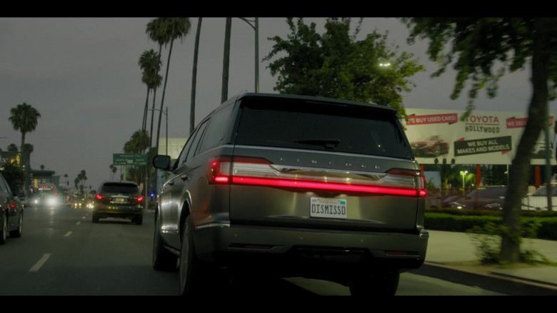 Lincoln Navigator SUV in The Lincoln Lawyer S01E02 The Magic Bullet (8)