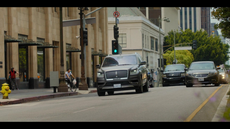 Lincoln Navigator SUV in The Lincoln Lawyer S01E04 Chaos Theory (2)