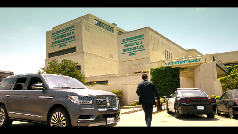 Lincoln Navigator SUV in The Lincoln Lawyer S01E04 Chaos Theory (3)