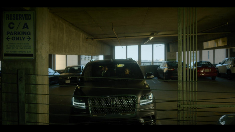 Lincoln Navigator SUV in The Lincoln Lawyer S01E04 Chaos Theory (4)