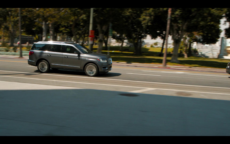 Lincoln Navigator SUV in The Lincoln Lawyer S01E06 Bent (1)