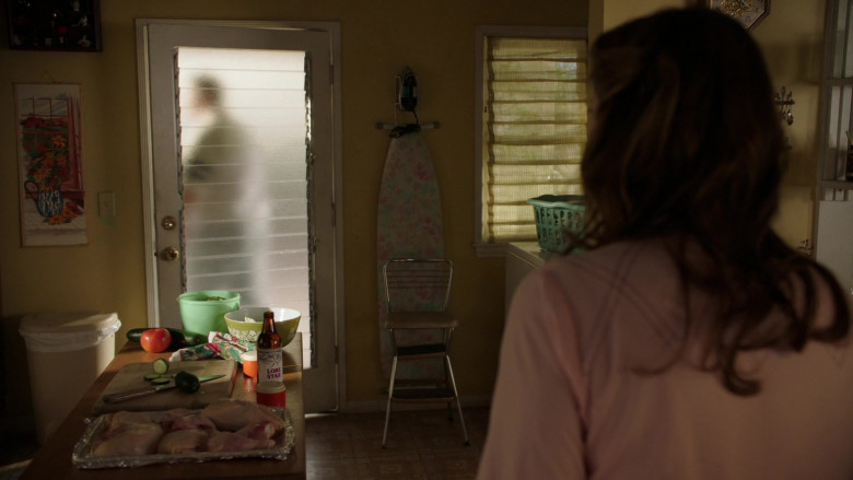 Lone Star Beer Bottle in Young Sheldon S05E21 White Trash, Holy Rollers and Punching People (2022)