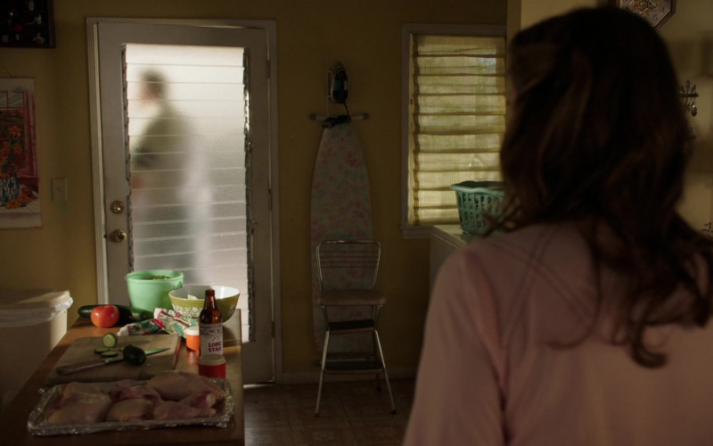 Lone Star Beer Bottle in Young Sheldon S05E21 White Trash, Holy Rollers and Punching People (2022)